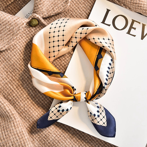 <span class=keywords><strong>Foulard</strong></span> carré 55 cm en <span class=keywords><strong>soie</strong></span> de mûrier <span class=keywords><strong>100</strong></span> %, imprimé floral, technique numérique, accessoire de luxe en <span class=keywords><strong>soie</strong></span> pour <span class=keywords><strong>femme</strong></span>, idéal pour mariage et fête - Product Image 4