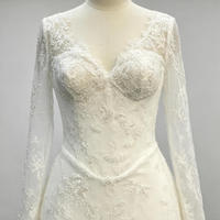 Robe de mariée sirène élégante en dentelle ivoire à manches longues, décolleté cœur, dos en V, appliques florales, traîne chapelle