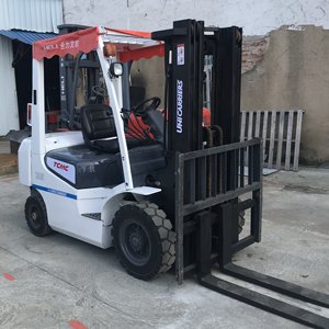 Chariot élévateur diesel d'occasion TCM 2.5T certifié CE du Japon avec mât à trois étages, levage de 4,5 m, utilisation dans les restaurants - Product Image 3