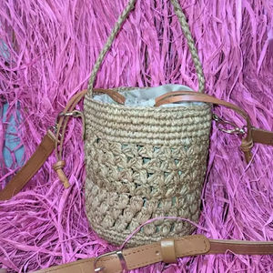 Sacs fourre-tout faits à la main à Madagascar, style urbain et simplicité, pour les besoins quotidiens et les courses décontractées - Product Image 1