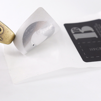 Autocollant d'étiquette de puce NFC étanche en matériau PET personnalisable RFID pour l'utilisation de chaussures étiquettes d'emballage de qualité supérieure fabriquées