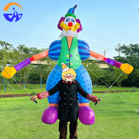 Modèle de clown gonflable publicitaire personnalisé, imprimé numériquement multicolore, représentant un homme de cirque portant un Joker, en tissu Oxford avec ventilateur intégré