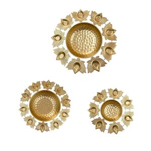 Bol Urli en laiton avec supports pour lampes Diya en forme de lotus, centre de table traditionnel doré pour la décoration festive de la maison et les rituels de Pooja - Product Image 3