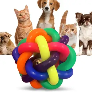 Pelota de goma redonda colorida de tamaño personalizado para entrenamiento de perros y gatos con campana tejida, pelota interactiva para perros, juguetes para mascotas