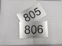 Panneau Braille Personnalisé en Aluminium pour Bureau, Hôtel, Hôpital – Panneau de Chambre Braille avec Lettres en Relief Grade 2 – Conforme ADA – Tactile et Néon – Pour Entreprises