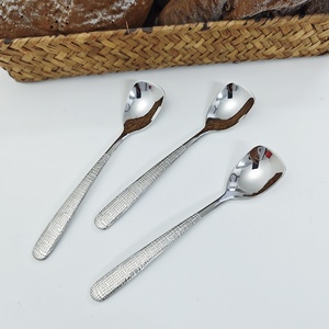 Cuillère multifonctionnelle en acier inoxydable 304 de style coréen, à tête carrée et motif martelé, pour café, dessert, miel, yaourt, soupe et nourriture pour oiseaux - Product Image 4