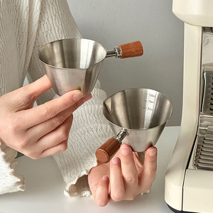 Taza Medidora de Acero Inoxidable para Espresso con Boquilla y Mango de Madera Grueso, Taza de Extracción de Espresso con Agarre Cómodo y Fácil Vertido - Product Image 1