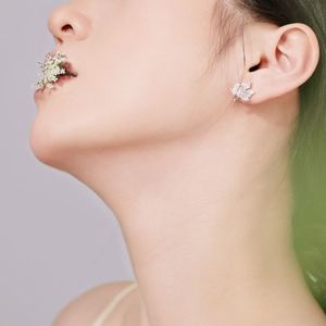 Pendientes de Plata de Ley Dylam, Hipoalergénicos, Resistentes al Deslustre, con Baño de Rodio, Zirconia 5A, Diseño de Hoja de Arce Francesa - Product Image 2