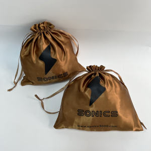 Sacs à cordon personnalisés en satin or mat avec impression noire - Emballage de luxe pour l'électronique et les accessoires - Product Image 1