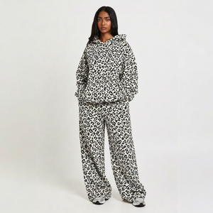 Conjunto de chándal informal de dos piezas para mujer: Sudadera con capucha y pantalones anchos con estampado de leopardo blanco y negro, a juego y a la moda. - Product Image 1