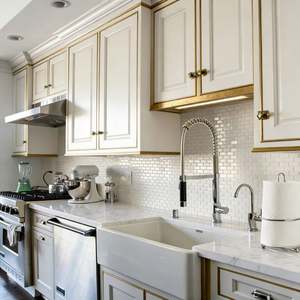 Cuisine américaine de luxe personnalisée Balom avec armoires en bois gris foncé, finitions dorées, plan de travail en quartz blanc et évier vintage - Product Image 4