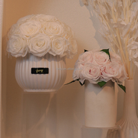 Décor de mariage à la maison dôme réel naturel immortel hortensia fleurs pour toujours roses éternelles conservées dans un vase rond en céramique de porcelaine
