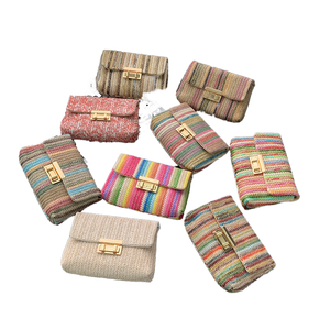 GLOBAL HEROES Bolso de Hombro Tipo Sobre Pequeño de Rafia Tejida para Mujer, Estilo Boho, con Cierre de Gancho y Bucle, Bandolera Genuina - Product Image 1