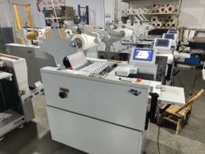 VS-450S 330mm SRA3 A3 Plastifieuse de documents commerciale entièrement automatique hydraulique à alimentation, découpe et empilage automatiques - Product Image 6