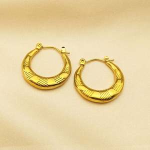 Pendientes de joyería de acero inoxidable de moda para mujer, estilo en forma de C con textura en relieve geométrico no alérgico y sin decoloración - Product Image 3