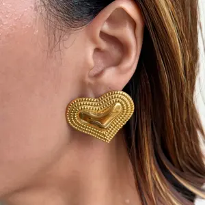 2024 Dazan New HOT 18k Gold Plated Hypoallergenic Stainless Steel Vintage Pressed Love Heart Earrings Lady Skirt Jewelry