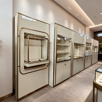 Solution de Présentation Complète pour Magasin : Vitrine Murale Intégrée, Meuble Flottant en Verre, Îlot à Bijoux LED, Aménagement de Boutique