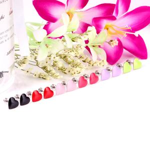 Boucles d'oreilles en forme de cœur émaillé plaqué or 18 carats pour enfants, hypoallergéniques, en acier inoxydable, à visser, vente en gros - Product Image 6