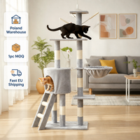 Stock Pologne Arbre à chat moderne en velours 135 cm 4 niveaux avec échelle trapézoïdale, Tour d'activités 53 pouces avec jouets, Dropshipping UE