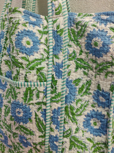 Sac fourre-tout en coton matelassé imprimé à la main, motif floral vert et bleu, sac à bandoulière fait main, réutilisable pour le shopping quotidien - Product Image 2