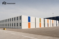 Maison conteneur moderne en kit avec revêtement mural imitation bois et plafonniers LED