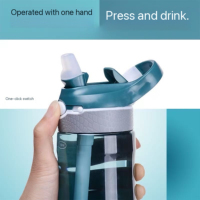 Bouteille d'eau sport en Tritan transparent au design moderne avec paille détachable, colorée, pour voyage et gym, avec poignée