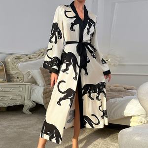 Nuevo Albornoz de Satén Estampado con Leopardo para Mujer, Sexy y de Manga Larga - Product Image 2