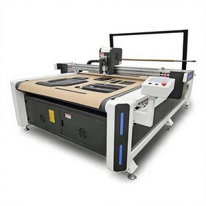 Máquina de Corte CNC Semiautomática de Alta Precisión REMEYA, Corte de Láminas para Proyectores de Interiores de Automóviles, Área de Trabajo de 1600x2500 mm - Product Image 1