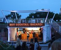 Kiosque de restaurant à deux étages Bar de conteneur d'expédition de café modulaire préfabriqué modifié avec clôture de toit