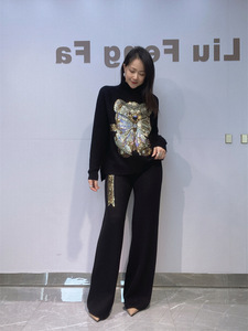 Ensemble deux pièces pour femme, style hiver, pull en tricot à col montant orné de strass, résistant, et pantalon large à taille élastique. - Product Image 4