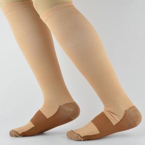 Chaussettes de compression antibactériennes à dégradé pour femmes, chaussettes anti-varices, chaussettes de sport pour la course et le cyclisme, personnalisables OEM - Product Image 5