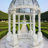 Gazebo extérieur élégant en marbre grec moderne de luxe, poli à la main, avec toit métallique