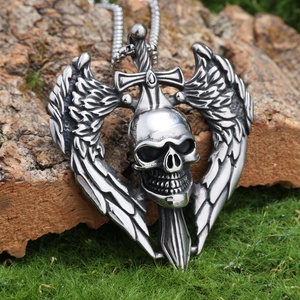 Collar con Colgante de Acero Inoxidable, Calavera con Alas y Espada, Tono Plateado, Detalle Texturizado, Estilo Gótico Urbano para Hombre, Joyería - Product Image 3