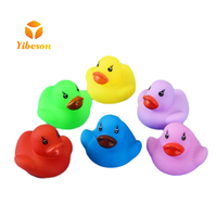 Vente en gros de canards en caoutchouc flottants amusants, écologiques, personnalisables avec logo, multicolores arc-en-ciel, vert et bleu, en vrac