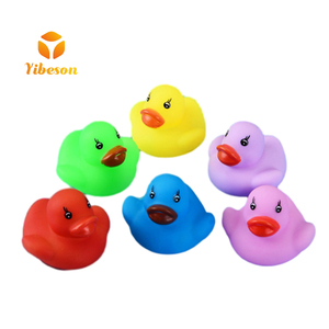 ของเล่นเป็ดยางลอยน้ำหลากสีรุ้ง ขนาดเล็ก สีเขียว สีฟ้า เป็นมิตรกับสิ่งแวดล้อม พิมพ์โลโก้ตามสั่ง ขายส่งจำนวนมาก - Product Image 1