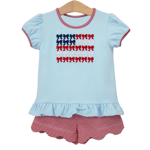 Tenues décontractées 2 pièces pour filles : T-shirt à manches courtes avec nœuds drapeau USA 4 juillet et short à bord festonné – Vêtements en gros - Product Image 1