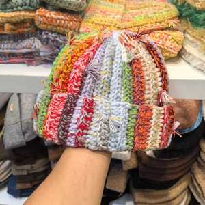 <span class=keywords><strong>Gorro</strong></span> de punto de ganchillo hecho a mano de lana a rayas gruesas con borlas desgastadas coloridas arcoíris de invierno - Product Image 6