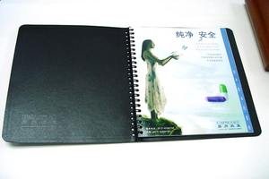 Planificador semanal mensual de alambre con cubierta de PVC 2025 con pestañas, perfecto para su organización - Product Image 3