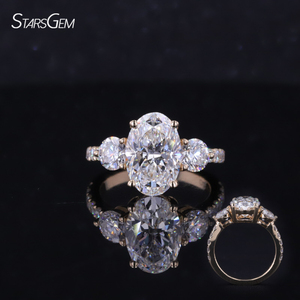 Anillo de Compromiso Starsgem de Oro Amarillo de 14k con Tres Diamantes Cultivados en Laboratorio de Corte Ovalado de 2.0ct - Product Image 1