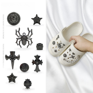 En gros, Boucles de chaussures en métal style rétro punk, Série couleur canon de fusil, Accessoires DIY pour chaussures à trous, Accessoires chaîne araignée de dessin animé, Breloques pour sabots - Product Image 1
