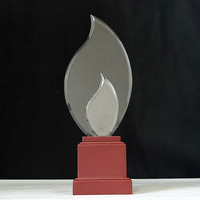 Trophée personnalisé en cristal en forme de larme avec base en bois rouge MH-J0215