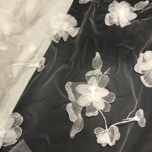 Tessuto in <span class=keywords><strong>Tulle</strong></span> <span class=keywords><strong>Ricamato</strong></span> <span class=keywords><strong>Bianco</strong></span> con Fiori 3D Moderni per Abiti da Sposa LT21861 - Product Image 1
