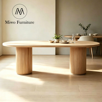 Table de salle à manger moderne sur mesure en bois massif blanc patiné, avec chaises en rotin, ensemble rectangulaire ou ovale pour 6 à 8 personnes