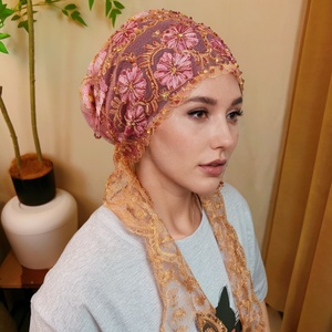 Voile islamique haut de gamme 2026 en forme de queue de poisson - Foulard en dentelle perlée fait main avec broderie florale et pompons - Product Image 6