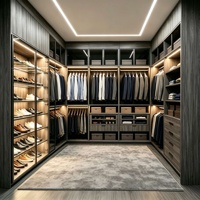 Dressing moderne de luxe sur mesure avec placard à chaussures en verre trempé effet bois, éclairage LED et rangement multi-zones pour chambre à coucher