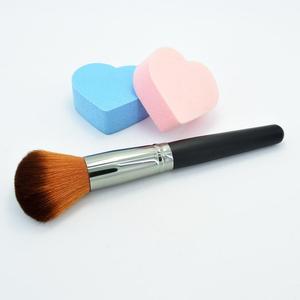 Faria Brocha Grande con Mango de Madera Negro/Dorado, Brocha de Maquillaje Plana de Alta Densidad, Portátil - Product Image 1