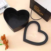 Hartvormige bloemengeschenkdoos met rozenboeketten, dubbelwandig uitgehold ontwerp, gouden opdruk, bronzen randen, transparant venster, fruit.