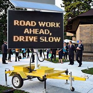 Écran LED couleur alimenté pour panneau de signalisation VMS pour remorques de camions, flèche de signalisation montée sur remorque, personnalisable, vente en gros directe usine - Product Image 1