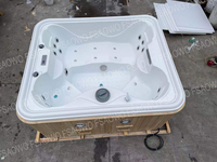 Piscine Jacuzzi, spa et bain à remous pour 4 personnes, bain à remous de luxe, spa extérieur privé, baignoire rectangulaire de massage.