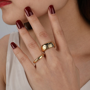 Set di Anelli Minimalisti per Coppie in Ottone Placcato Oro, Gioielli con Texture a Grani, Regalo per Matrimoni e Feste per Donne, Uomini e Innamorati - Product Image 6